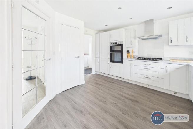 5 bed Detached for sale Image 5