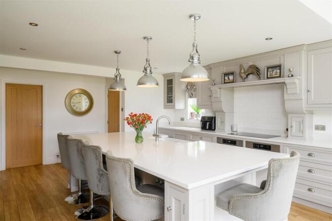 6 bed Detached for sale Image 11
