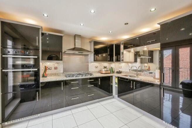 4 bed Town House for sale Image 11