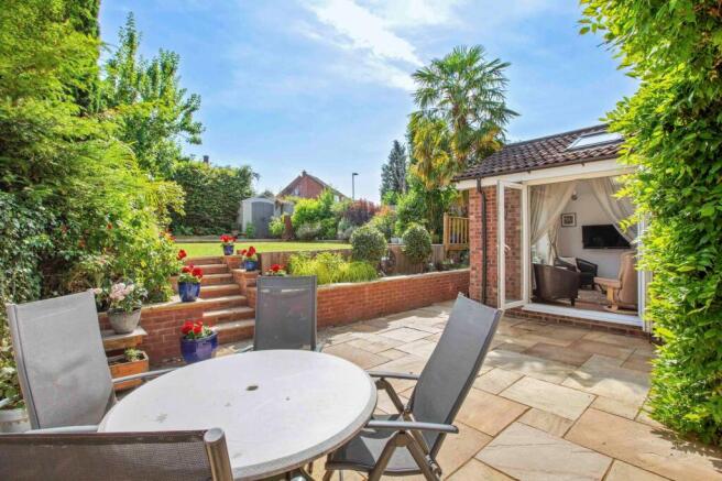 24 Hithercroft Road, Downley, High Wycombe, Buckinghamshire, HP13 5LS photo 3