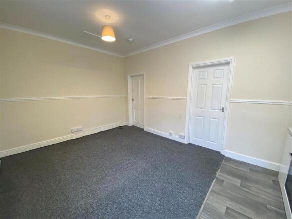 Flat 20 High Street - living area.jpg