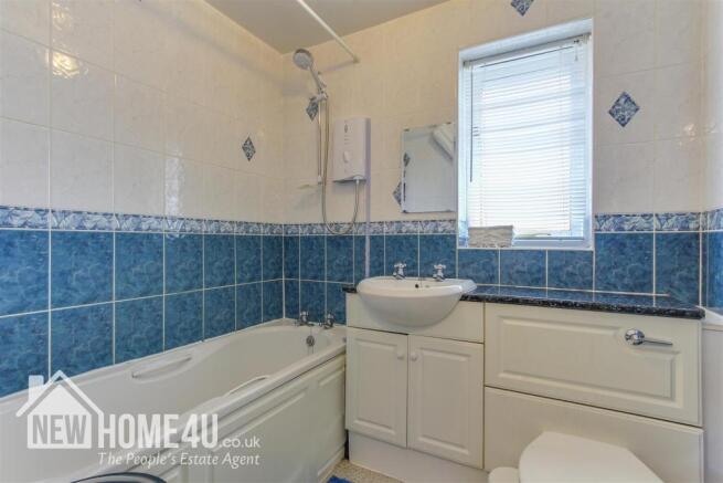 FAMILY BATHROOM: