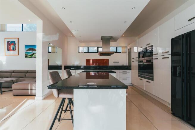 6 bed Detached for sale Image 10