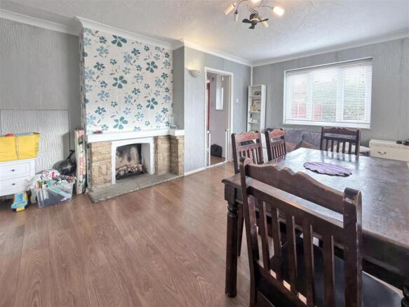 Sparrow Farm Drive, Feltham photo 4