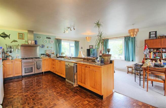 KITCHEN/BREAKFAST ROOM