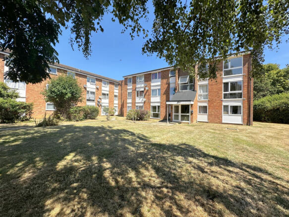 2 bed flat to rent Cornflower Drive, Chelmsford C