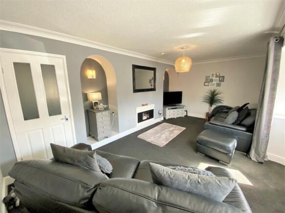 Spacious Living Room 069