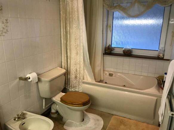 EN SUITE BATHROOM