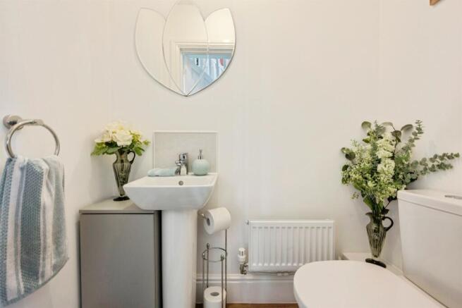 5 bed Detached for sale Image 8