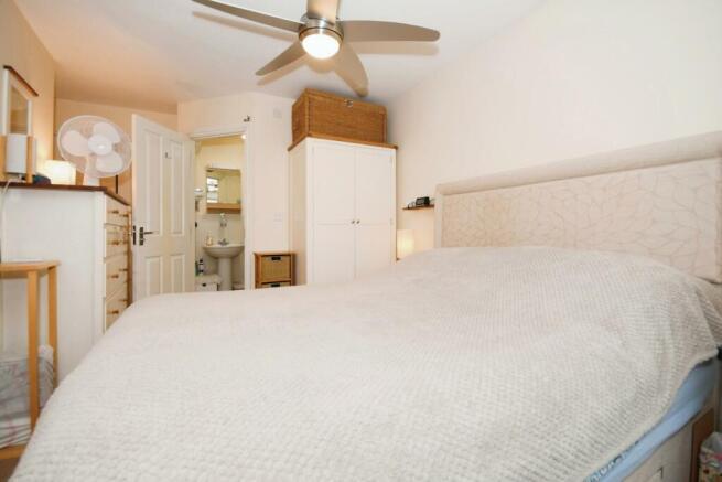 BEDROOM 1 02.jpg