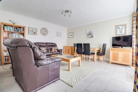 * LARGE GROUND FLOOR FLAT * Imperial Avenue, Westcliff-On-Sea