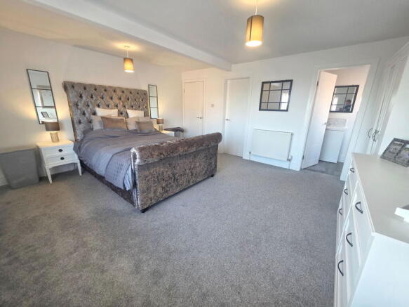5 bed Detached for sale Image 8