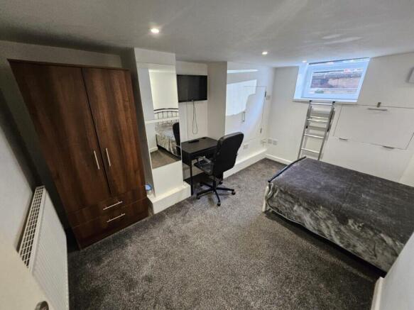 4 bed Terraced to rent Image 7