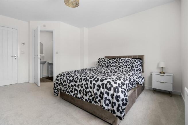 4 bed Detached for sale Image 9