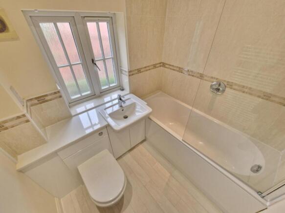2 bed Terraced to rent Image 6