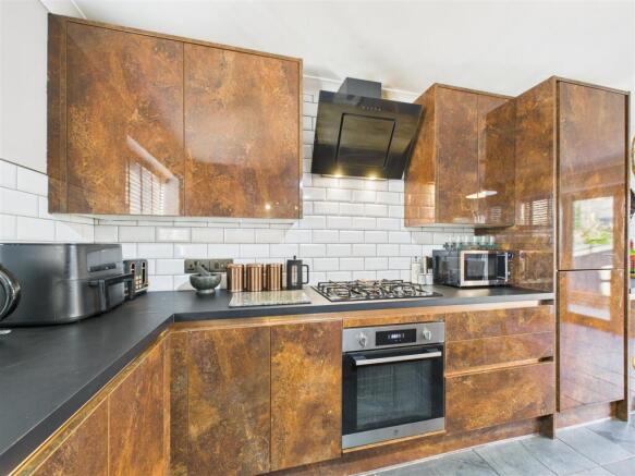 4 bed Detached for sale Image 7