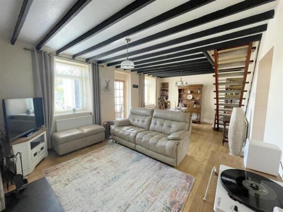 Lounge/Dining Room