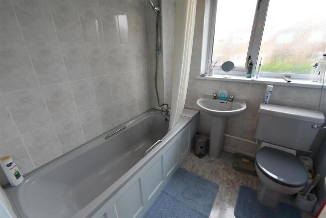 11 Oak Close, Bathroom.JPG