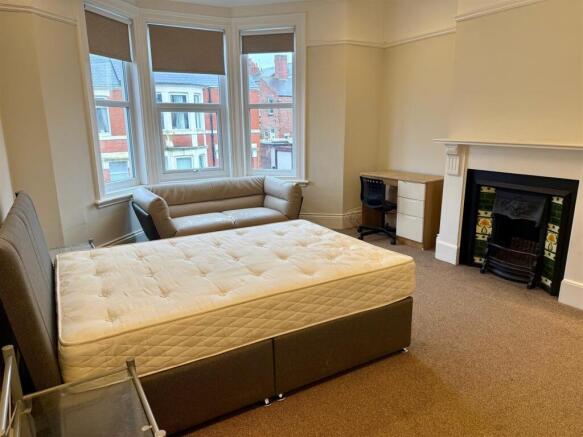 Bed 1.jpg