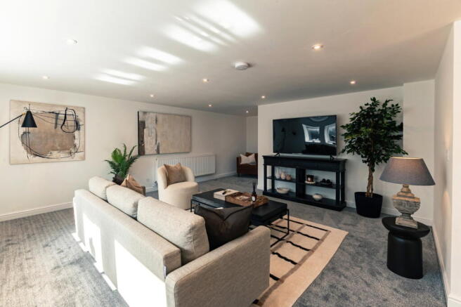 5 bed Town House for sale Image 11