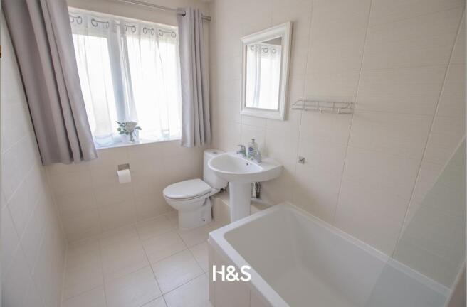 189 nethercote gardens bathroom.jpg