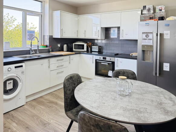 4 bed House of Multiple Occupation for sale Image 6