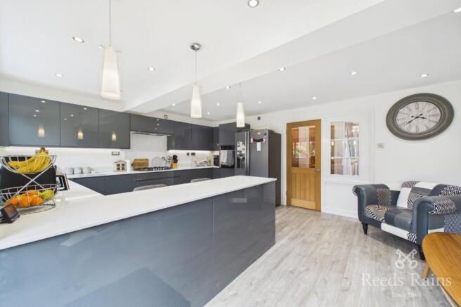 4 bed Detached for sale Image 4