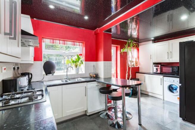 4 bed Semi-Detached for sale Image 4