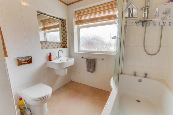 FAMILY BATHROOM: