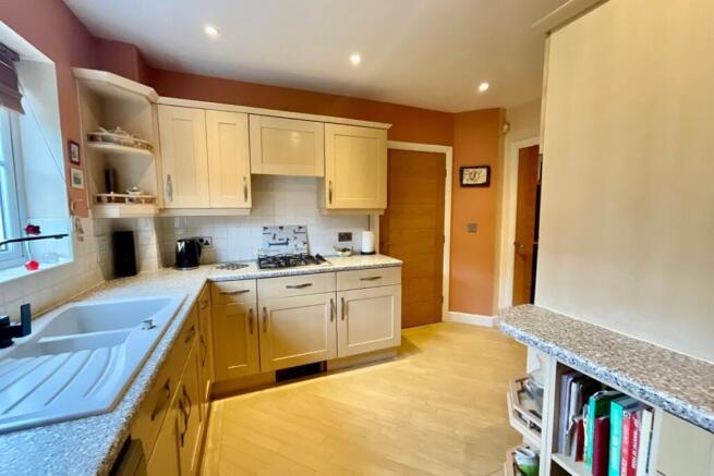 4 bed Detached for sale Image 8