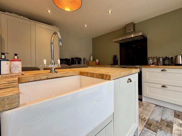 4 bed Detached for sale Image 6
