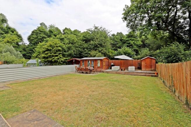 Large rear garden + 