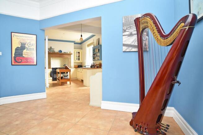 6 bed House for sale Image 3