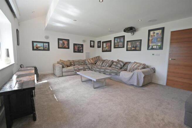 6 bed Detached for sale Image 6