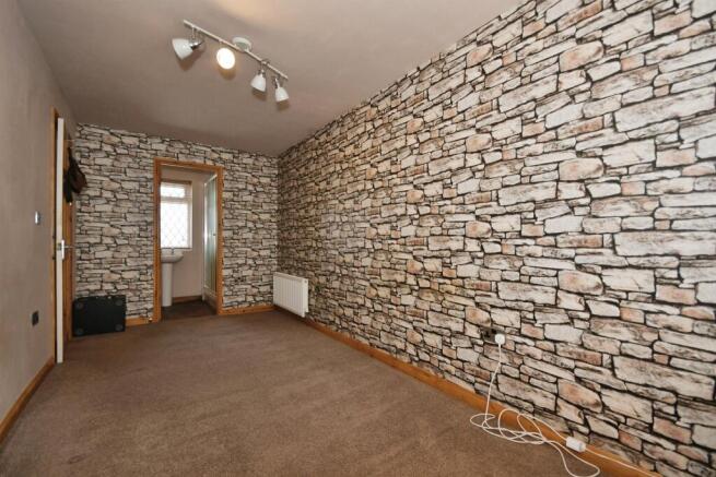 5 bed Detached for sale Image 12