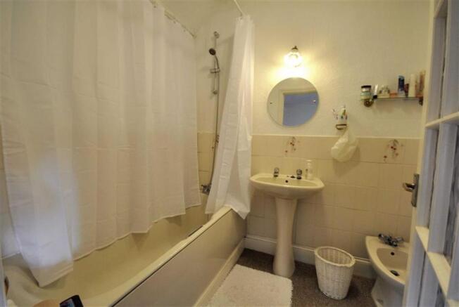 EN SUITE BATHROOM