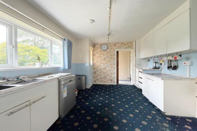 5 bed Detached for sale Image 6