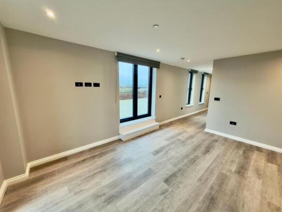 2 bed Apartment to rent Image 4