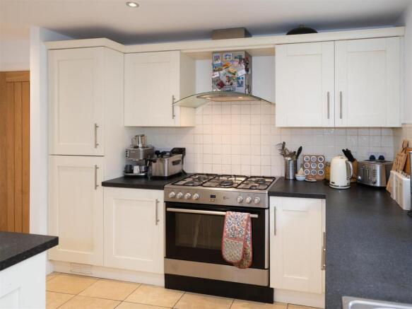 5 bed Detached for sale Image 7