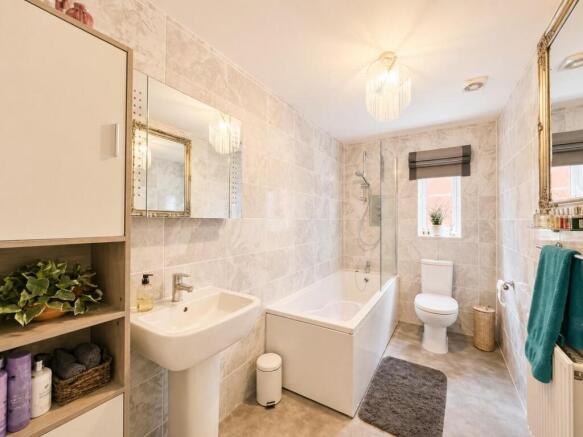 70 Chamberlyne Cresent, Bathroom..jpg