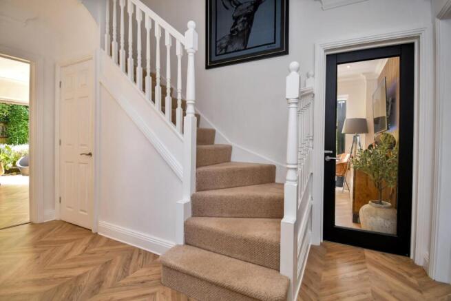 5 bed Detached for sale Image 12
