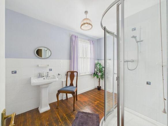 6 bed Semi-Detached for sale Image 10