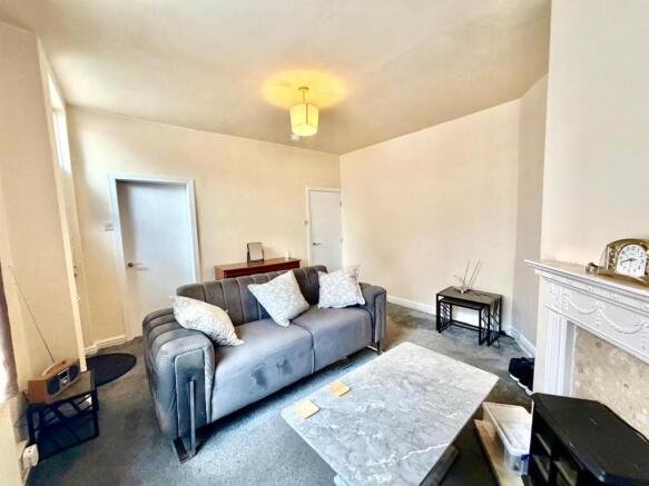 Living Room / Dining Area: