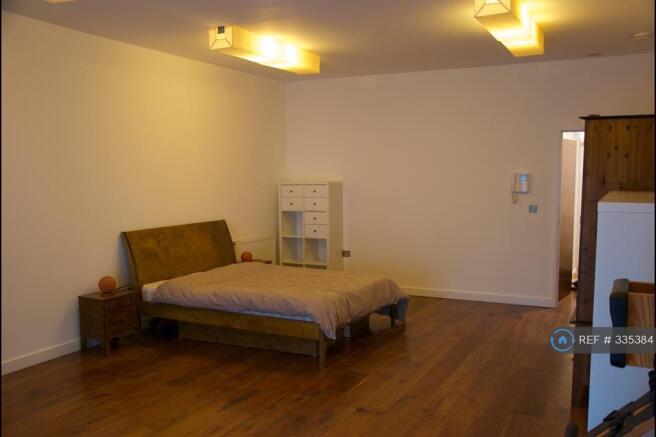 Large Bedroom / Studio