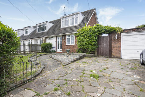 New Farm Drive, Abridge, RM4
