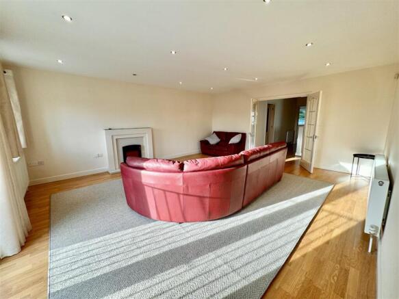 2 bed Apartment to rent Image 12