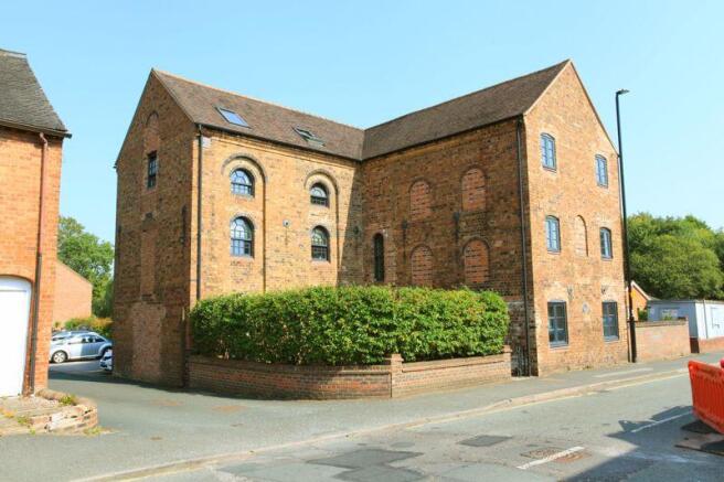 2-bed flat on 19 Cornmill Gardens, Shifnal. TF11 8BG, £75,000