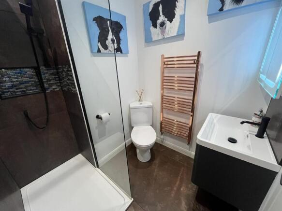 EN-SUITE SHOWER ROOM