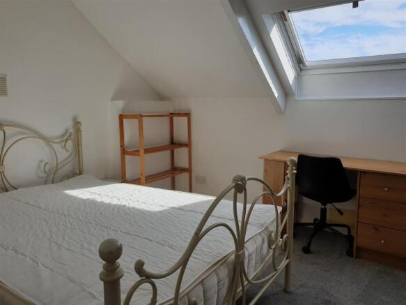 BED 5 ATTIC (2).jpg