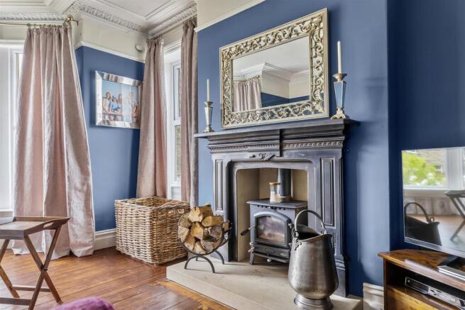6 bed House for sale Image 4
